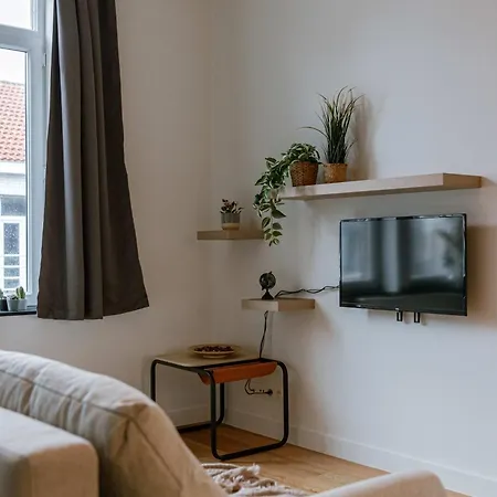 Huswell - Charming Just Steps From The Beach. Апартаменти