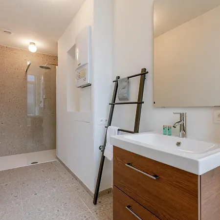 Huswell - Charming Just Steps From The Beach.