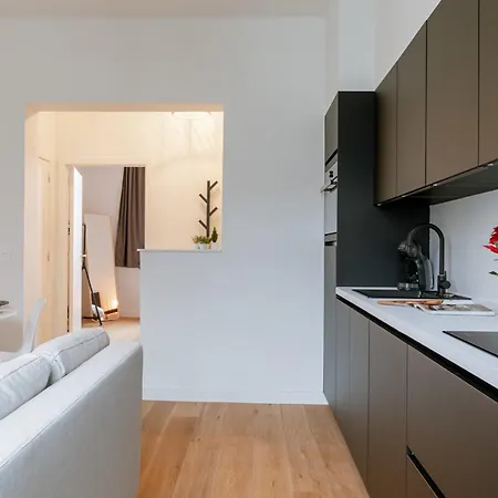 Апартаменти Huswell - Charming Just Steps From The Beach. *